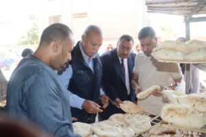 محافظ القليوبية يقود حملة تفتيشية على المخابز والهايبرات بالخانكة - صور