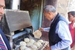 محافظ القليوبية يقود حملة تفتيشية على المخابز والهايبرات بالخانكة - صور