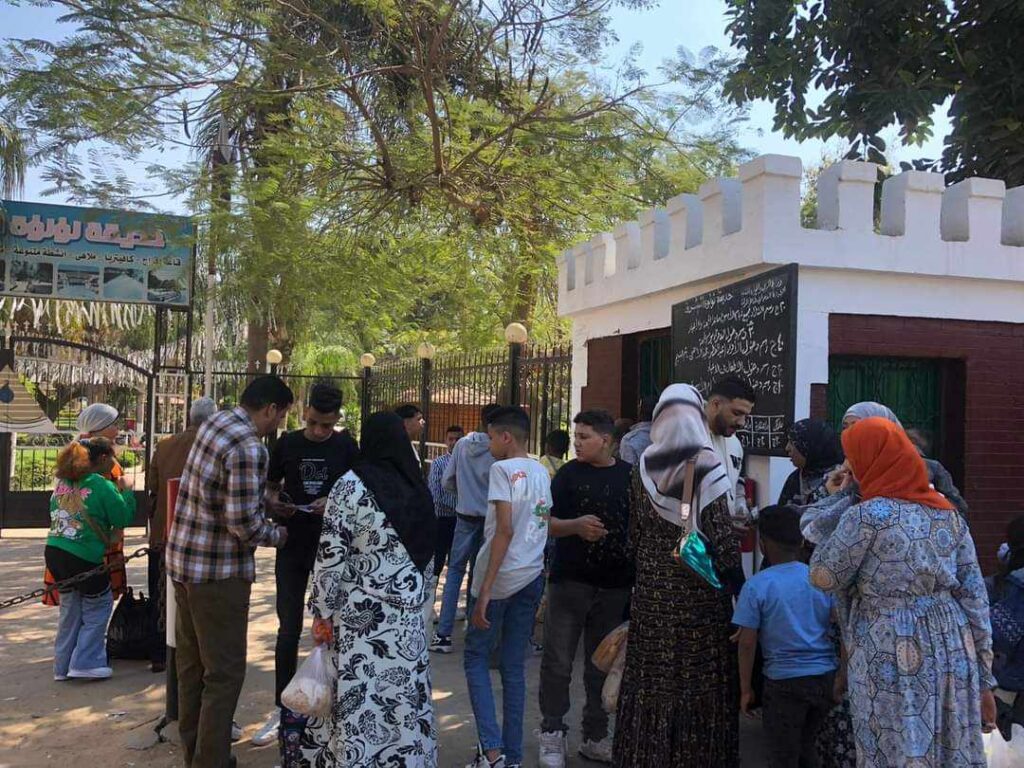 إقبال المواطنين على حدائق القناطر في ثاني أيام العيد إقبال المواطنين على حدائق القناطر في ثاني أيام العيد
