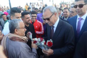 محافظ القليوبية يقدم الورود ويتبادل الصور التذكارية مع المواطنين احتفالا بعيد الفطر