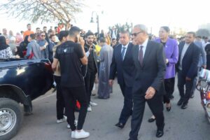 محافظ القليوبية يقدم الورود ويتبادل الصور التذكارية مع المواطنين احتفالا بعيد الفطر