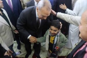 محافظ القليوبية يقدم الورود ويتبادل الصور التذكارية مع المواطنين احتفالا بعيد الفطر