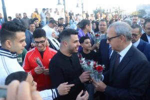 محافظ القليوبية يقدم الورود ويتبادل الصور التذكارية مع المواطنين احتفالا بعيد الفطر