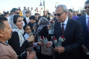 محافظ القليوبية يقدم الورود ويتبادل الصور التذكارية مع المواطنين احتفالا بعيد الفطر