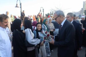 محافظ القليوبية يقدم الورود ويتبادل الصور التذكارية مع المواطنين احتفالا بعيد الفطر