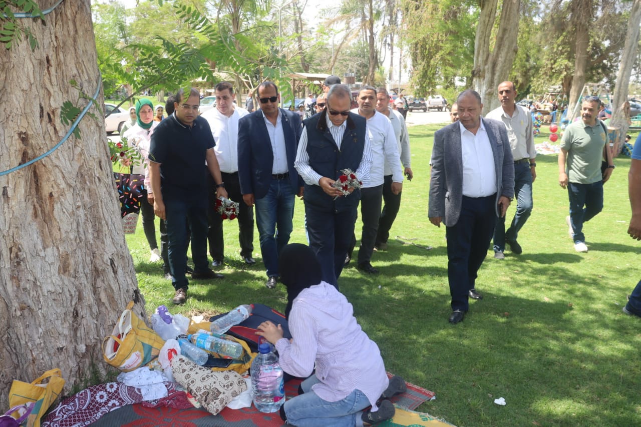 بمناسبة شم النسيم .. محافظ القليوبية يتفقد حدائق القناطر الخيرية وكورنيش النيل ببنها 
