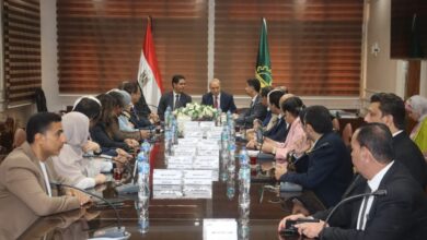 محافظ القليوبية ورئيس جامعة بنها يشهدان تسلم دليل تنفيذ الهوية البصرية للمحافظة