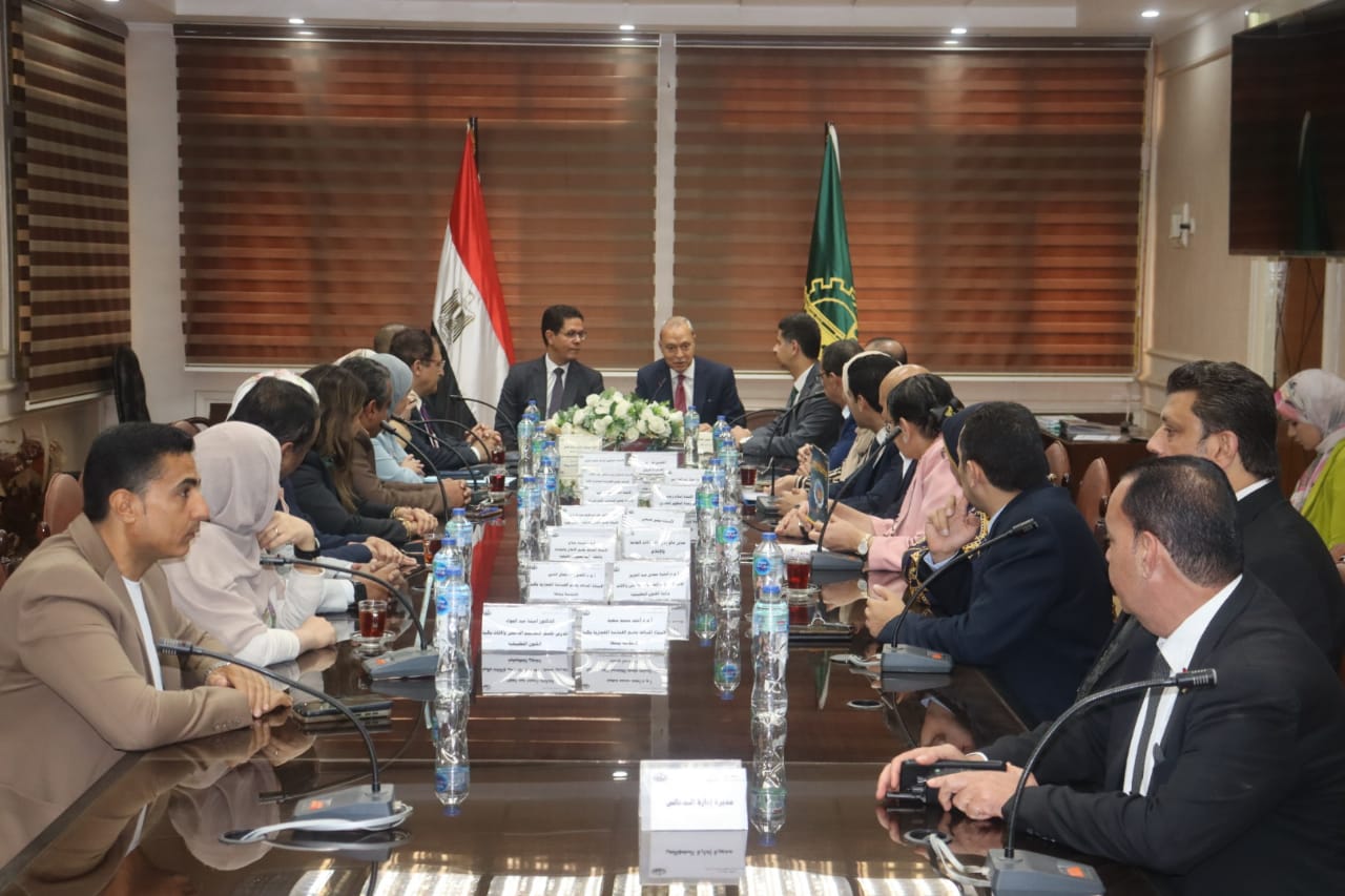 محافظ القليوبية ورئيس جامعة بنها يشهدان تسلم دليل تنفيذ الهوية البصرية للمحافظة