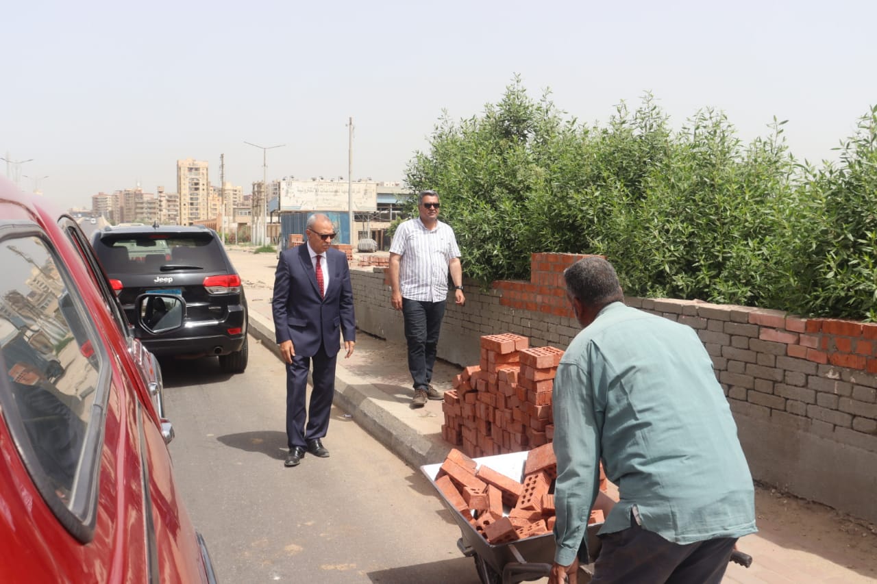محافظ القليوبية يوجه بفحص عدد من مخالفات البناء والتعديات على طريق الرملة ببنها