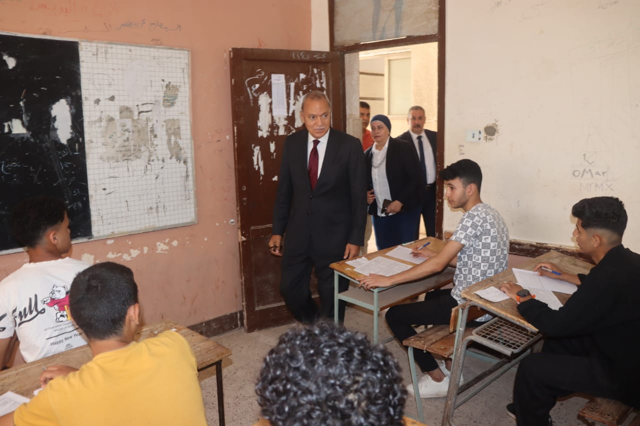 محافظ القليوبية يتفقد لجان امتحانات الدبلومات الفنية بمدينة بنها