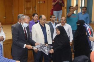 محافظ القليوبية يسلم ملابس الإحرام الخاصة بحجاج الجمعيات الأهلية 