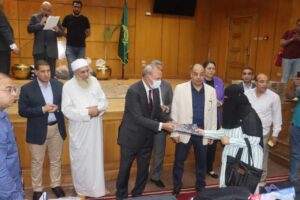 محافظ القليوبية يسلم ملابس الإحرام الخاصة بحجاج الجمعيات الأهلية 