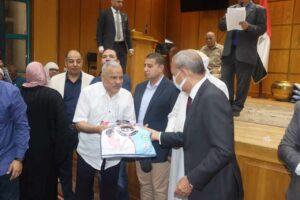 محافظ القليوبية يسلم ملابس الإحرام الخاصة بحجاج الجمعيات الأهلية 