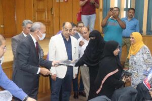 محافظ القليوبية يسلم ملابس الإحرام الخاصة بحجاج الجمعيات الأهلية 