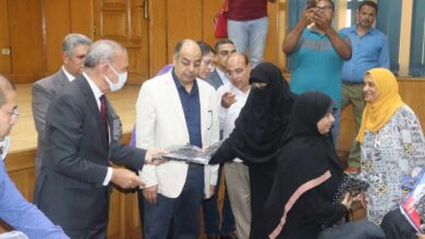 محافظ القليوبية يسلم ملابس الإحرام الخاصة بحجاج الجمعيات الأهلية 