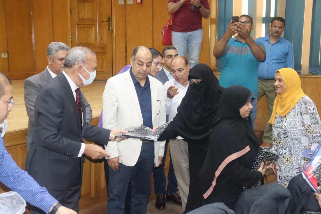 محافظ القليوبية يسلم ملابس الإحرام الخاصة بحجاج الجمعيات الأهلية محافظ القليوبية يسلم ملابس الإحرام الخاصة بحجاج الجمعيات الأهلية