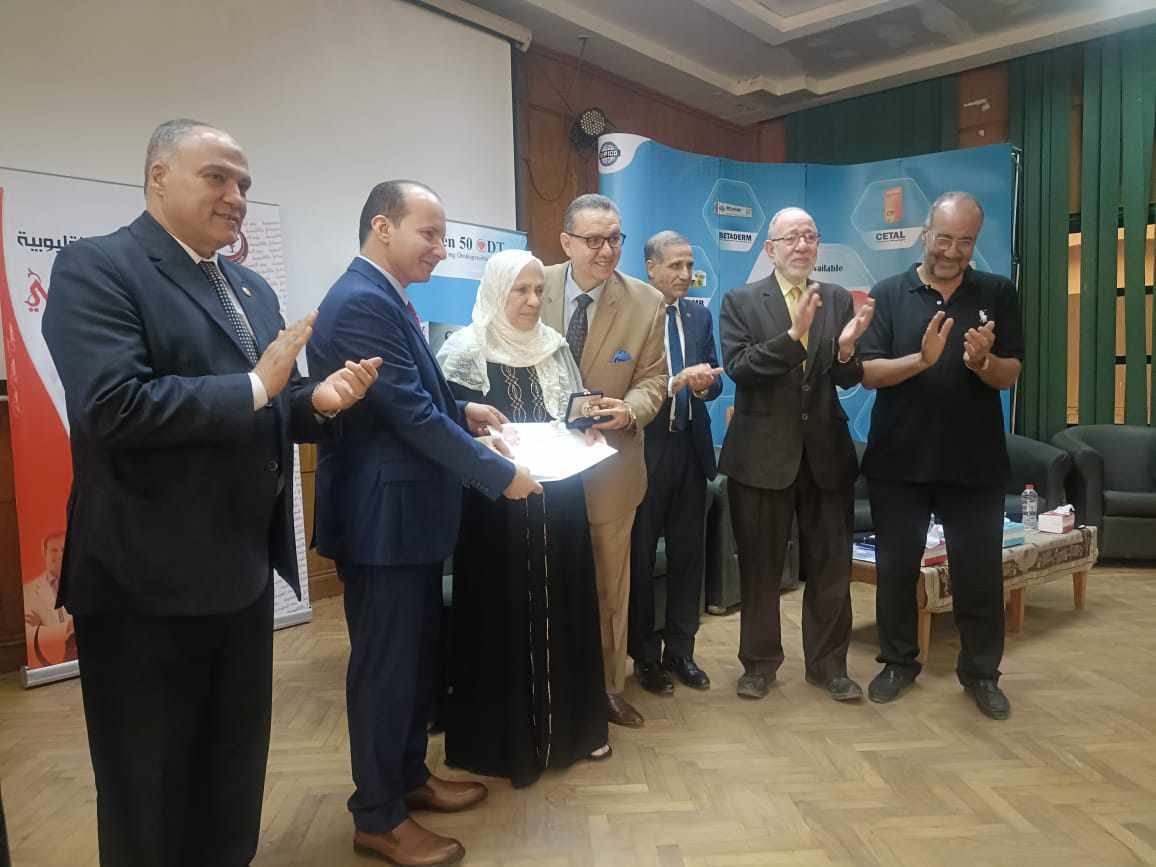 «لمسة وفاء» صيادلة القليوبية تكرم الأمهات المثاليات ورواد المهنة في يوم الصيدلي «لمسة وفاء» صيادلة القليوبية تكرم الأمهات المثاليات ورواد المهنة في يوم الصيدلي