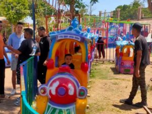 حدائق القناطر تواصل استقبال المواطنين في ثالث أيام العيد