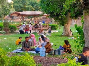 حدائق القناطر تواصل استقبال المواطنين في ثالث أيام العيد