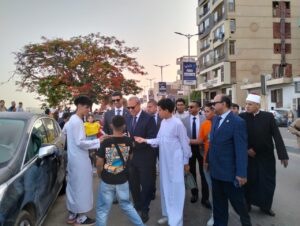 محافظ القليوبية يوزع الورود ويلتقط الصور التذكارية مع المواطنين احتفالا بعيد الأضحى