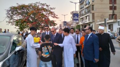 محافظ القليوبية يوزع الورود ويلتقط الصور التذكارية مع المواطنين احتفالا بعيد الأضحى