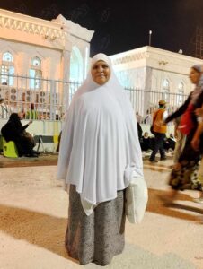 أدارت ظهرها للدنيا وما فيها .. قصة الحاجة "ماجدة" صاحبة أشهر صورة في موسم الحج