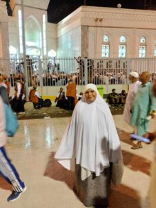 أدارت ظهرها للدنيا وما فيها .. قصة الحاجة "ماجدة" صاحبة أشهر صورة في موسم الحج