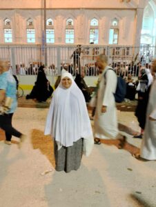 أدارت ظهرها للدنيا وما فيها .. قصة الحاجة "ماجدة" صاحبة أشهر صورة في موسم الحج