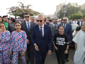 محافظ القليوبية يوزع الورود ويلتقط الصور التذكارية مع المواطنين احتفالا بعيد الأضحى