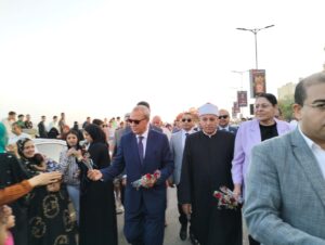 محافظ القليوبية يوزع الورود ويلتقط الصور التذكارية مع المواطنين احتفالا بعيد الأضحى