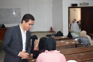 رئيس جامعة بنها يتفقد الامتحانات بكليات الجامعة - صور