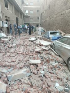 مصرع شخصين في انهيار سور مصنع بالقليوبية (صور)