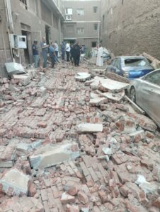 مصرع شخصين في انهيار سور مصنع بالقليوبية (صور)