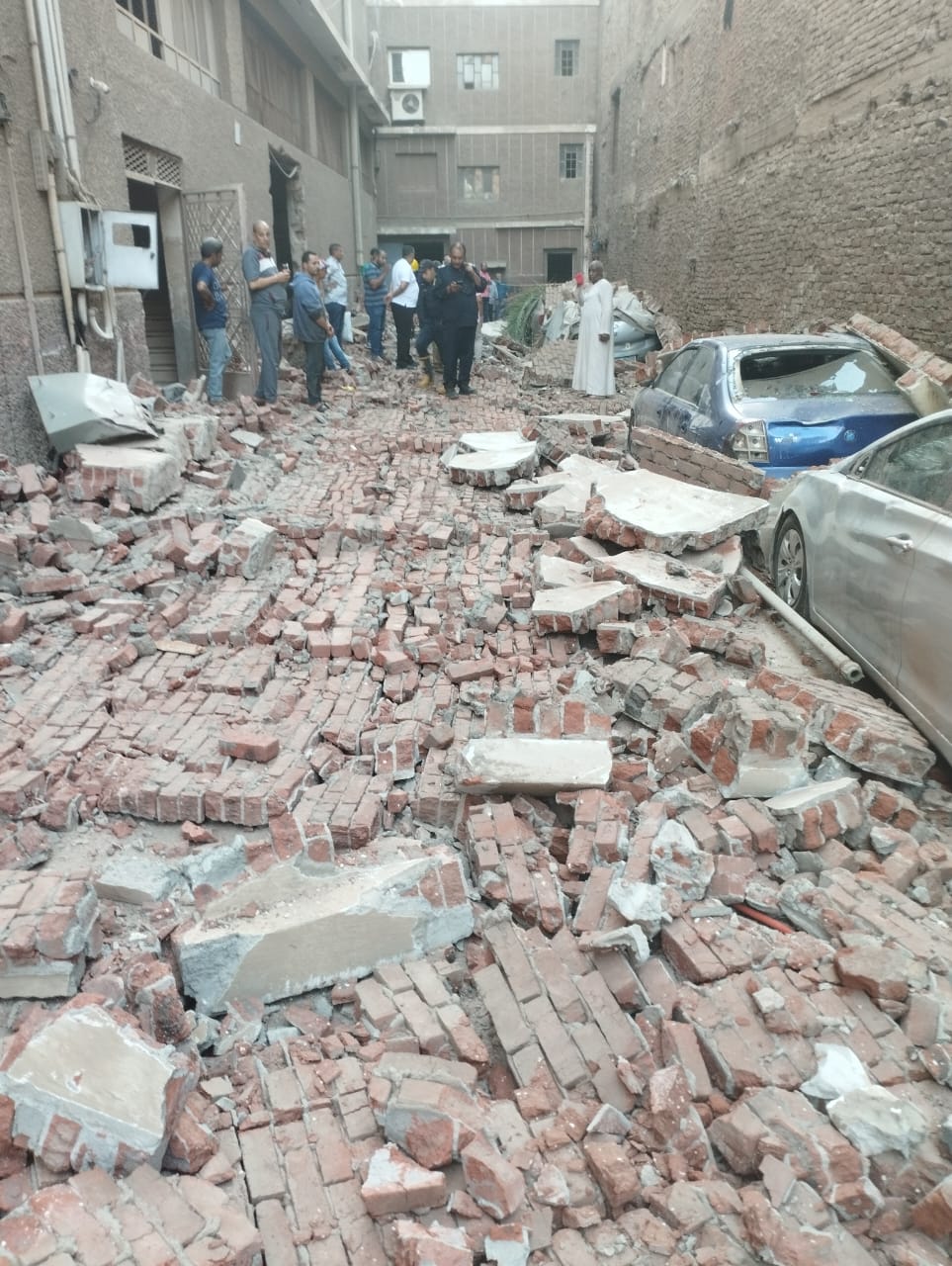مصرع شخصين في انهيار سور مصنع بالقليوبية (صور) مصرع شخصين في انهيار سور مصنع بالقليوبية (صور)
