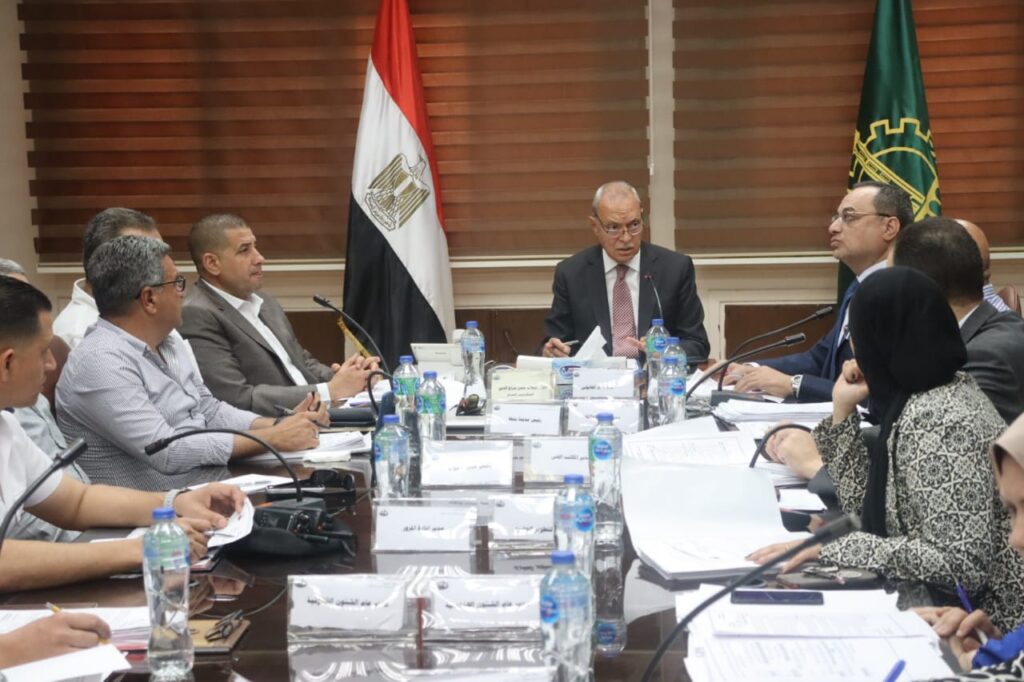 محافظ القليوبية يناقش الطلبات المقدمة لاستغلال أماكن الانتظار لعددٍ من الشوارع
