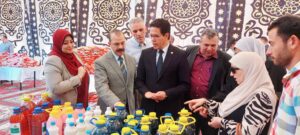 رئيس جامعة بنها يفتتح معرض الجامعة للمنتجات والسلع الغذائية (صور)