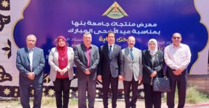رئيس جامعة بنها يفتتح معرض الجامعة للمنتجات والسلع الغذائية (صور)