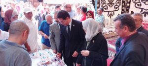 رئيس جامعة بنها يفتتح معرض الجامعة للمنتجات والسلع الغذائية (صور)