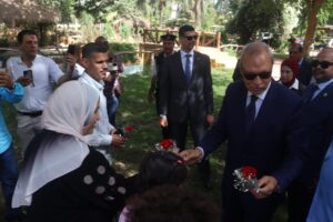 محافظ القليوبية يتفقد حدائق القناطر الخيرية لتقديم التهنئة للمواطنين بمناسبة عيد الأضحى - صور