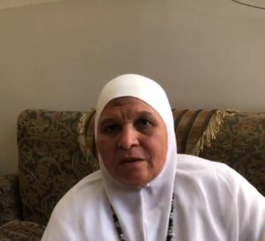 أيقونة الحج .. وصول السيدة التي سارت 30 كيلو إلى عرفات