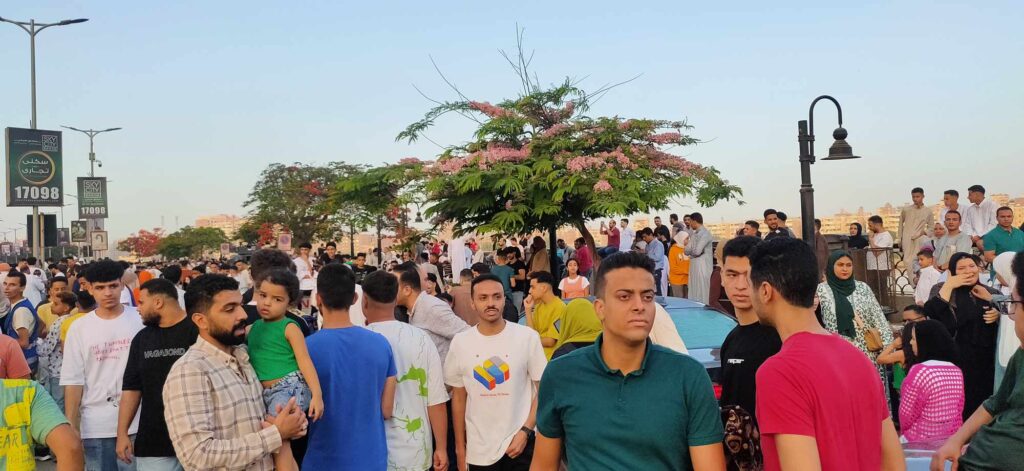 مواطني القليوبية يحتفلون بالعيد على كورنيش النيل ببنها (صور) مواطني القليوبية يحتفلون بالعيد على كورنيش النيل ببنها (صور)