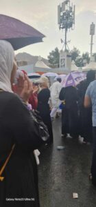 أمطار غزيرة على مشعر مني بالأراضي المقدسة والحجاج يستقبلونها بالتهليل – صور