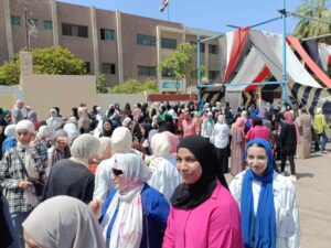 سعادة بين طلاب الثانوية العامة بالقليوبية بعد أداء امتحان اللغة الأجنبية الثانية (صور)