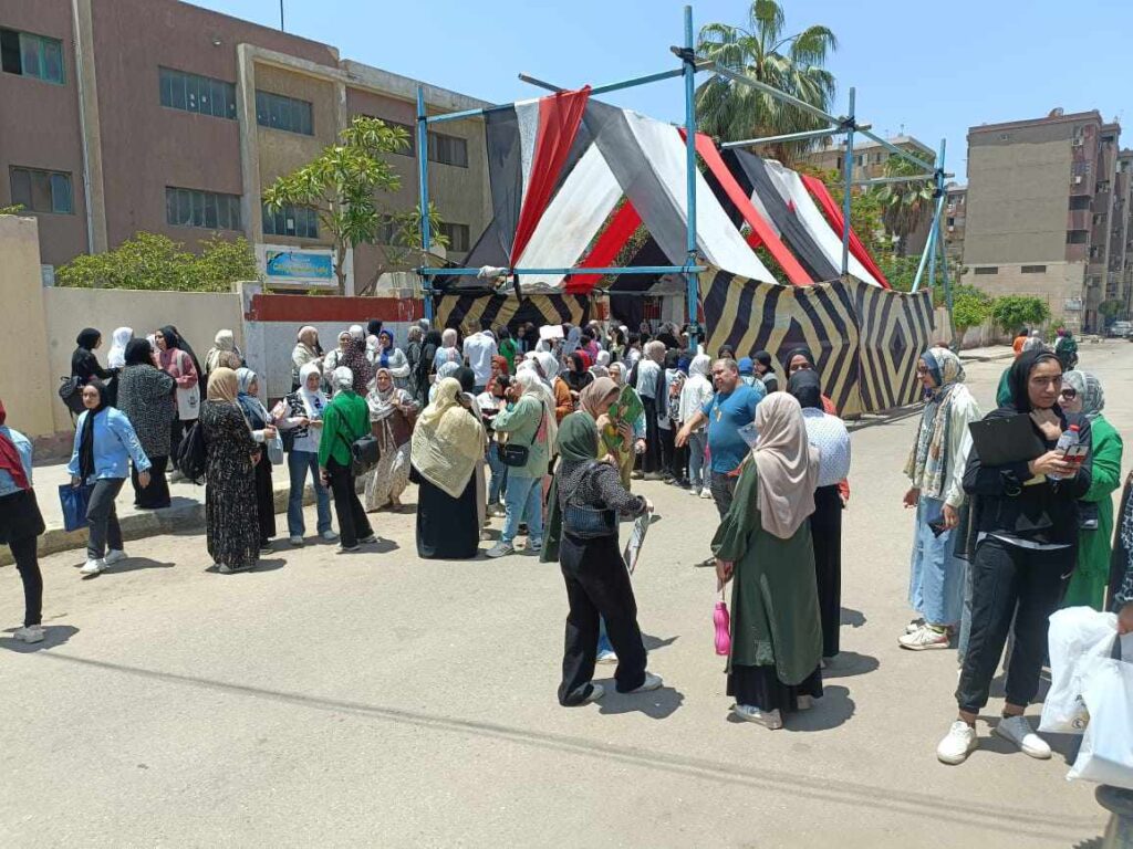 طلاب الثانوية العامة بالقليوبية: امتحان الاقتصاد تضمن بعض النقاط الصعبة