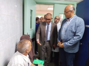 محافظ القليوبية يتفقد مستشفى التأمين الصحي ببنها ويتبرع لصالح بنك الدم