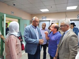 محافظ القليوبية يتفقد مستشفى التأمين الصحي ببنها ويتبرع لصالح بنك الدم