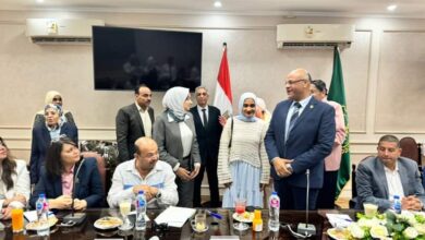 "نتمنى أن نراكي في أعلى المناصب" .. محافظ القليوبية يكرم الأولى على التعليم الفني