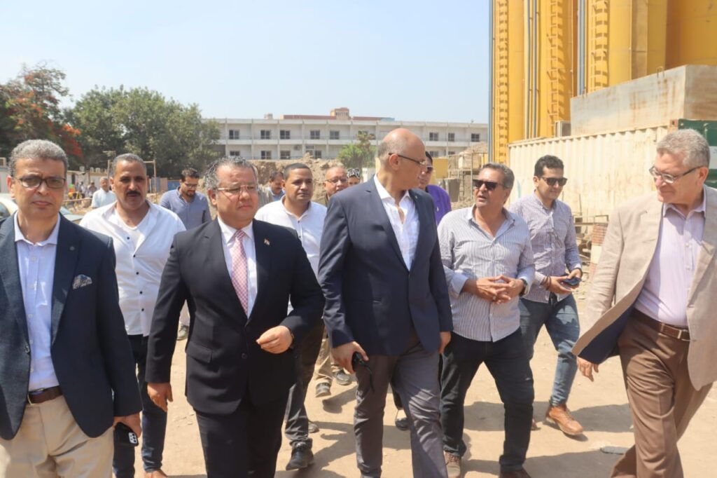 محافظة القليوبية يقود حملة مكبرة لإزالة الإشغالات والباعة الجائلين في مدينة بنها محافظة القليوبية يقود حملة مكبرة لإزالة الإشغالات والباعة الجائلين في مدينة بنها