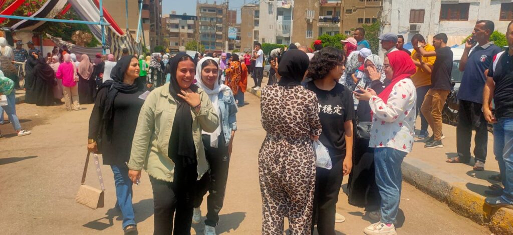 فرحة طلاب الثانوية بالقليوبية لسهولة امتحاني علم النفس والحيولوجيا (صور)