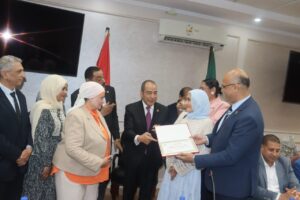 "نتمنى أن نراكي في أعلى المناصب" .. محافظ القليوبية يكرم الأولى على التعليم الفني